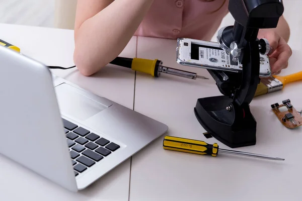 Mobile phone repair in workshop — Stock Photo, Image