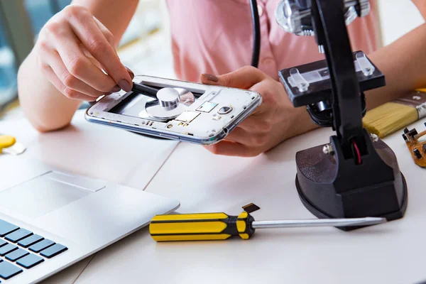 Mobiltelefon reparation i verkstad — Stockfoto