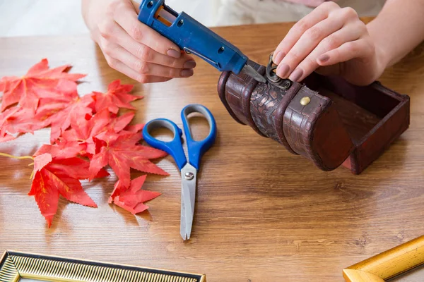 Mujer decoración caja de regalo para ocasiones especiales — Foto de Stock