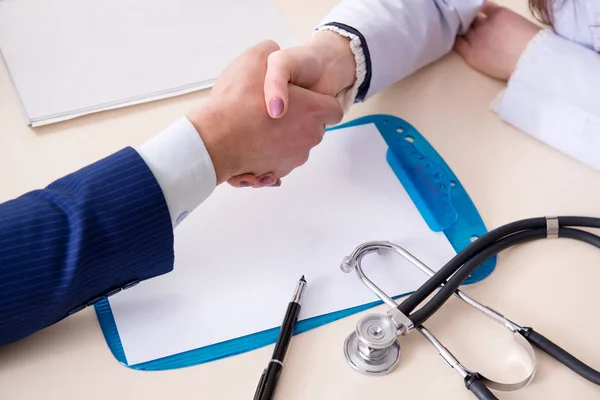 Uomo firma contratto di assicurazione medica — Foto Stock