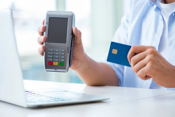 Man processing credit card transaction with POS terminal — Stock Photo, Image