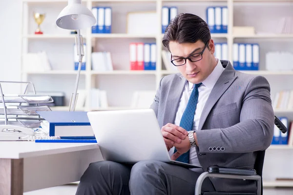 Homme d'affaires handicapé travaillant dans le bureau — Photo