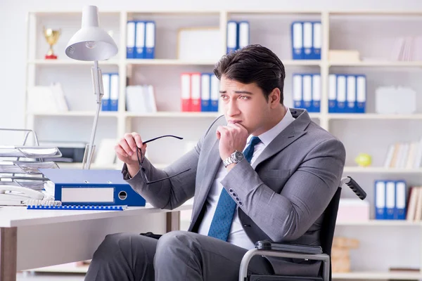Disabled businessman working in the office — Stock Photo, Image