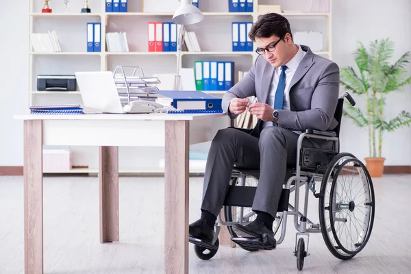 Empresário deficiente que trabalha no escritório — Fotografia de Stock