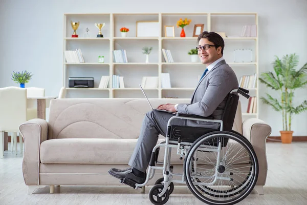 Getöteter Geschäftsmann im Rollstuhl arbeitet zu Hause — Stockfoto