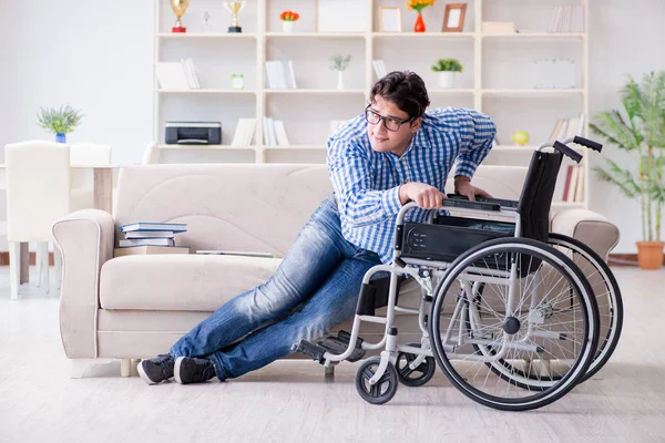 Jeune étudiant en fauteuil roulant en situation de handicap concept — Photo