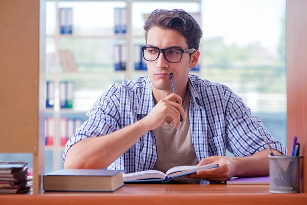 Studenten die thuis studeren en zich voorbereiden op het examen — Stockfoto