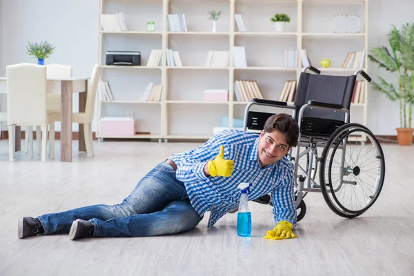 Gehandicapte man op rolstoel schoonmaken huis — Stockfoto