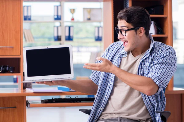 Studente che studia a casa preparandosi per l'esame — Foto Stock