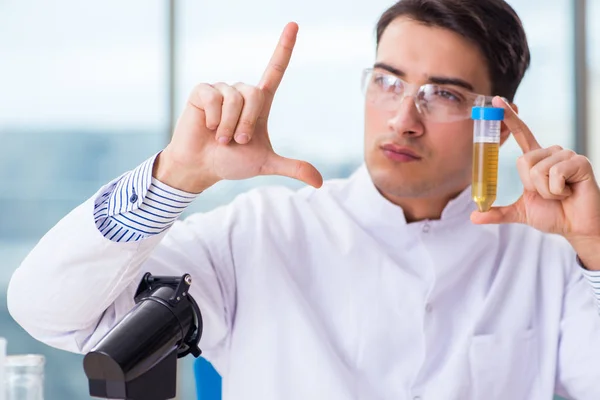 Químico masculino trabajando en laboratorio —  Fotos de Stock