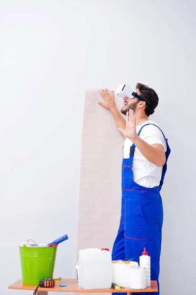 Man with VR glasses gluing wallpaper — Stock Photo, Image