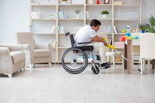 Disabili uomo pulizia pavimento a casa — Foto Stock