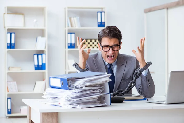 Funcionário ocupado acorrentado à sua mesa de escritório — Fotografia de Stock