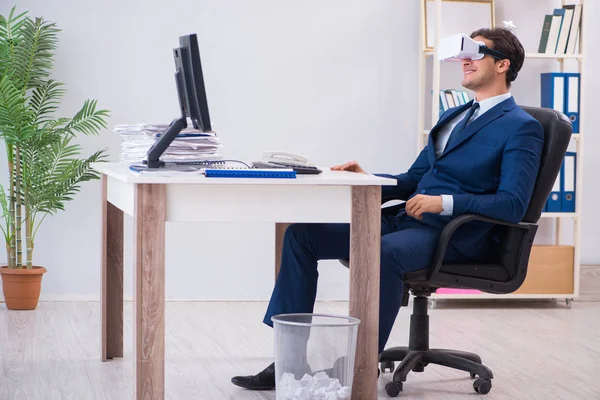 Çalışan ofiste sanal gerçeklik gözlüğü kullanıyor.