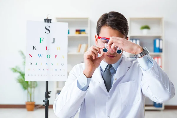 Médico ocular no conceito eyecare no hospital — Fotografia de Stock