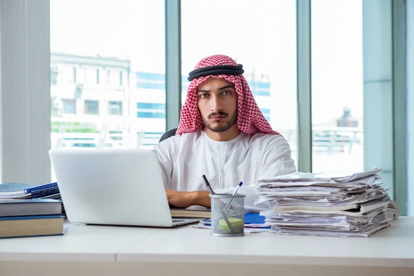 Арабский бизнесмен, работающий в офисе — стоковое фото