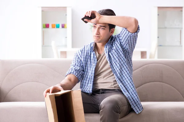 Çalıntı mallarla dolu boş bir paket alan adam