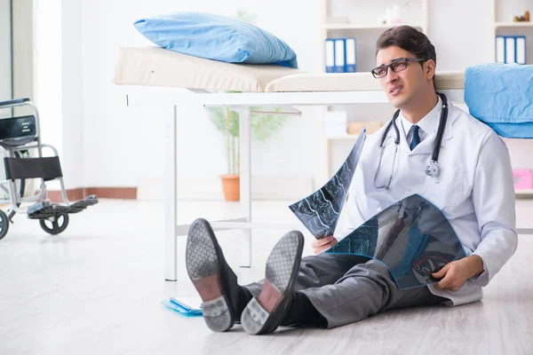 Лікар сидить на підлозі в лікарні — стокове фото