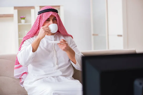 Árabe empresario viendo la televisión en casa —  Fotos de Stock