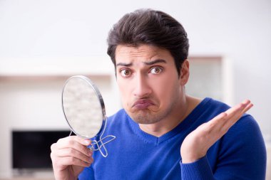 Adam derisindeki sivilceler yüzünden panikliyor.