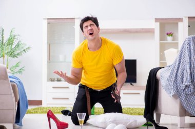 Ev partisinden sonra evde dağınık bir adam