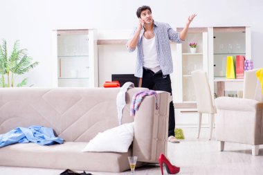 Ev partisinden sonra evde dağınık bir adam