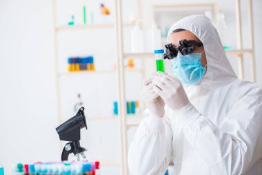 Tıbbi amaçlar için esrar özütü üzerinde çalışan kimyager