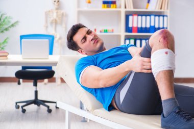 Spor sakatlığı geçiren hasta doktoru ziyaret ediyor.
