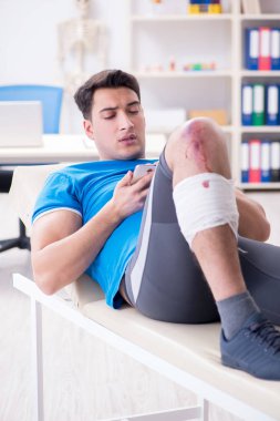Spor sakatlığı geçiren hasta doktoru ziyaret ediyor.