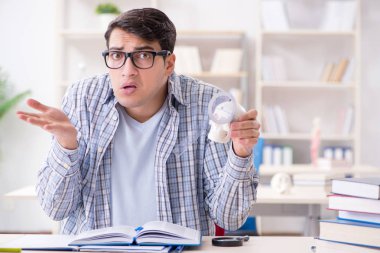 Tıp öğrencisi üniversitede ders veriyor.