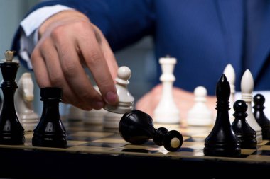 İş adamı strateji konseptinde satranç oynuyor