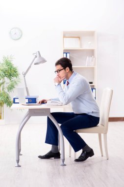 Masada çalışan yakışıklı bir işadamı.