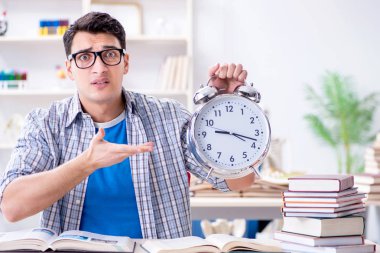 Tıp öğrencisi sınavlara hazırlanıyor.