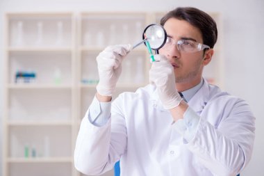Kanıt için laboratuvarda çalışan uzman bir kriminolog.