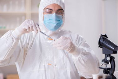 Kanıt için laboratuvarda çalışan uzman bir kriminolog.