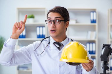 Güvenlik doktoru sert şapka takmayı tavsiye ediyor.