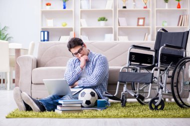 Evde okuyan genç bir öğrenci.