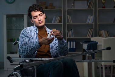 Tekerlekli sandalyede depresyon geçiren bir adam