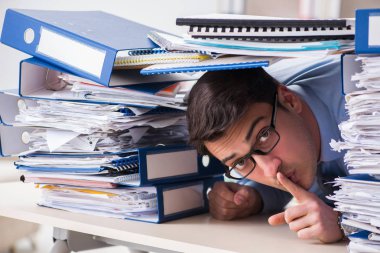 Ofiste çalışan son derece meşgul bir iş adamı.