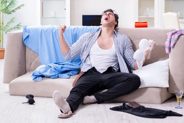 Hombre con lío en casa después de la fiesta de la casa — Foto de Stock