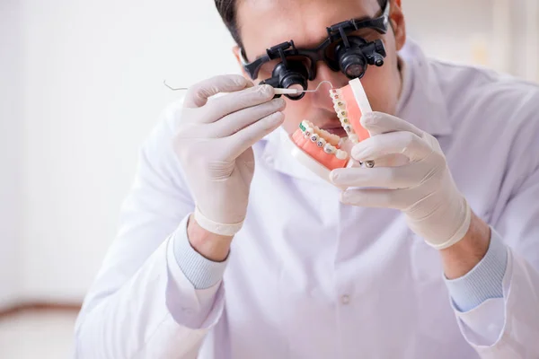 Jonge tandarts werkzaam in het tandheelkundig ziekenhuis — Stockfoto
