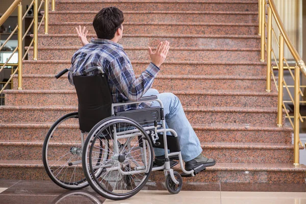 轮椅上的残疾人楼梯有问题 — 图库照片
