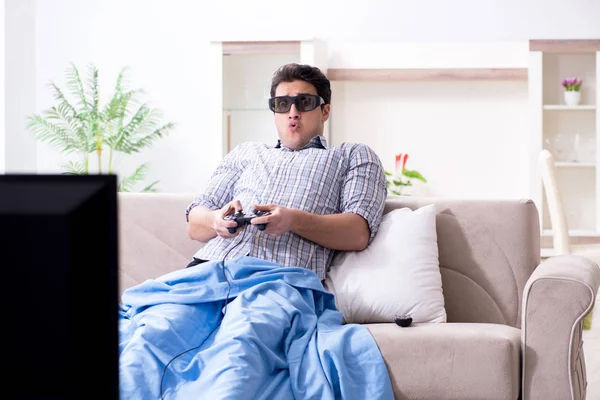 Hombre jugando juegos 3d en casa —  Fotos de Stock