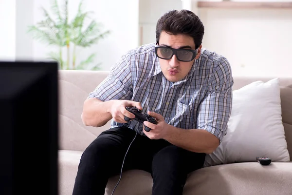 Hombre jugando juegos 3d en casa —  Fotos de Stock