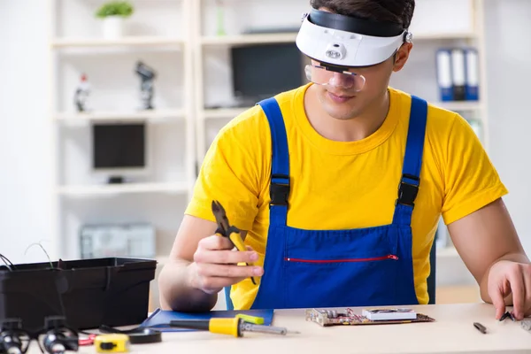 Computerreparaturtechniker repariert Hardware — Stockfoto