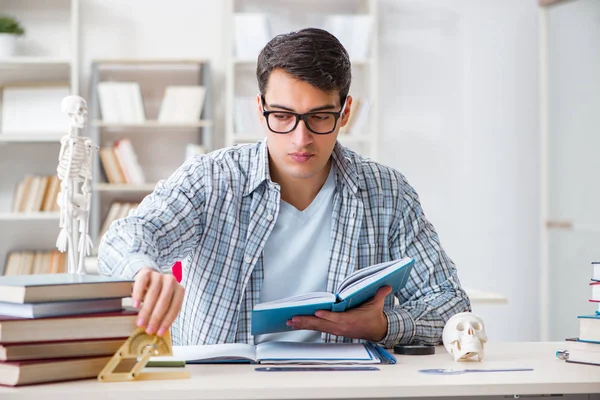 Medicinsk student som sitter på föreläsningen vid universitetet — Stockfoto