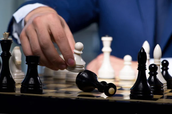 Homme d'affaires jouant aux échecs dans le concept de stratégie — Photo