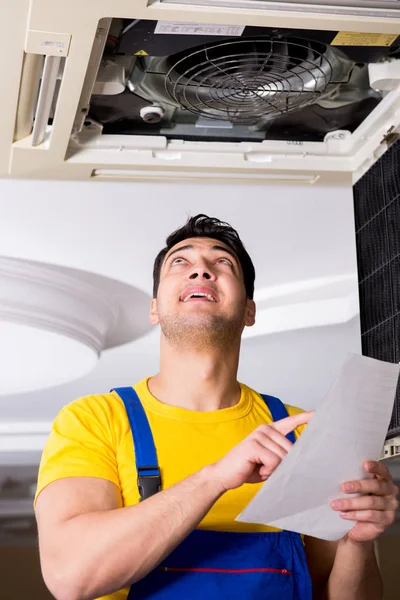 修理天花板空调设备的修理工 — 图库照片