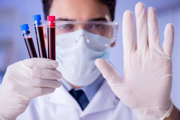 Assistente de laboratório testando amostras de sangue no hospital — Fotografia de Stock