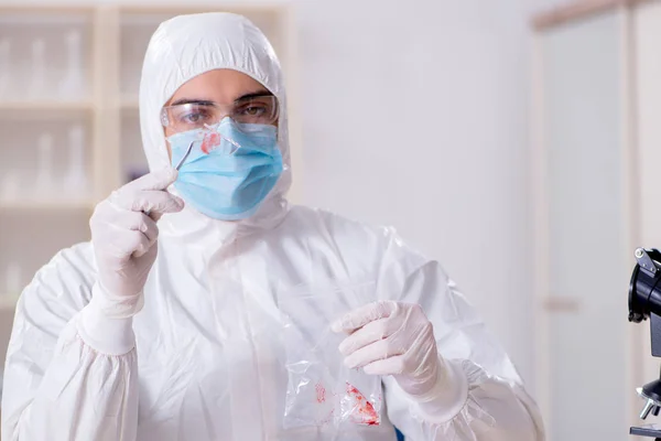 Criminólogo experto trabajando en el laboratorio para obtener evidencia — Foto de Stock